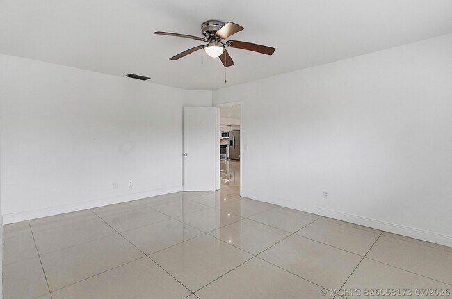 Building Photo - 2910 NE 40th Ct