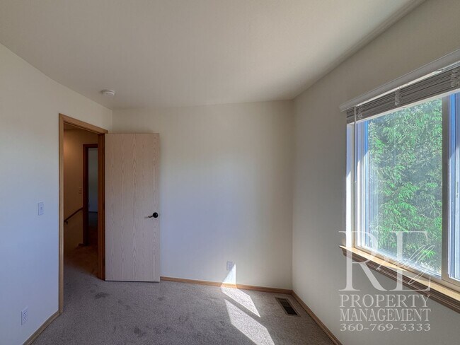 Building Photo - Immaculate Bremerton Home with Expansive Yard, Multiple Living Areas & Designer Kitchen