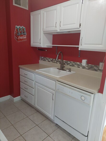 Building Photo - 11850 Edgewater Dr