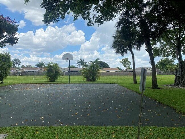 Building Photo - 9999 Summerbreeze Dr
