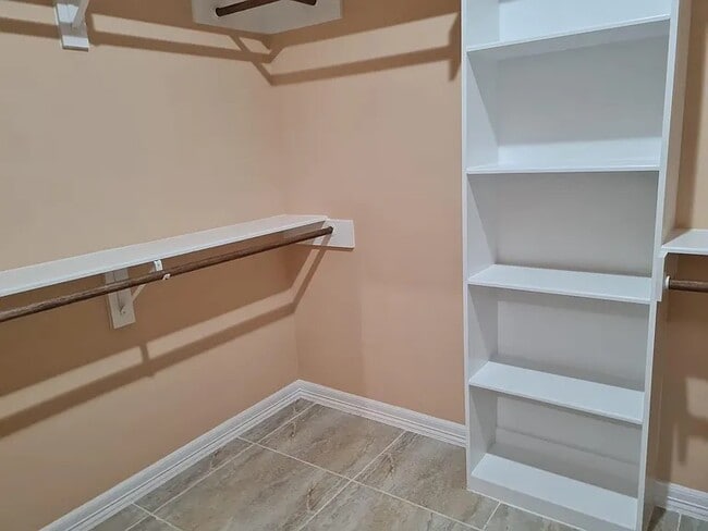 Building Photo - 1913 Ridgeway Cir