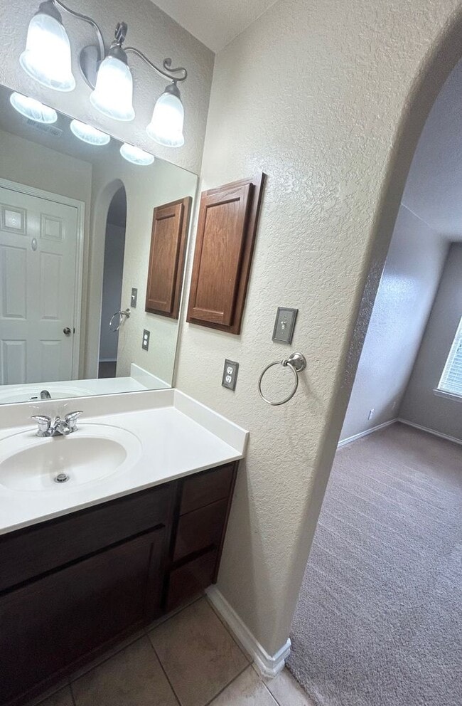 Building Photo - 4 Bedroom / 3.5 Bathroom beautiful house f...