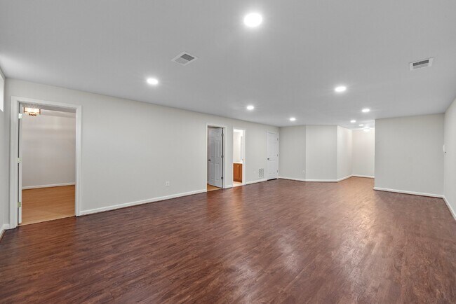 Building Photo - Embrace Elegant Living in Gainesville!