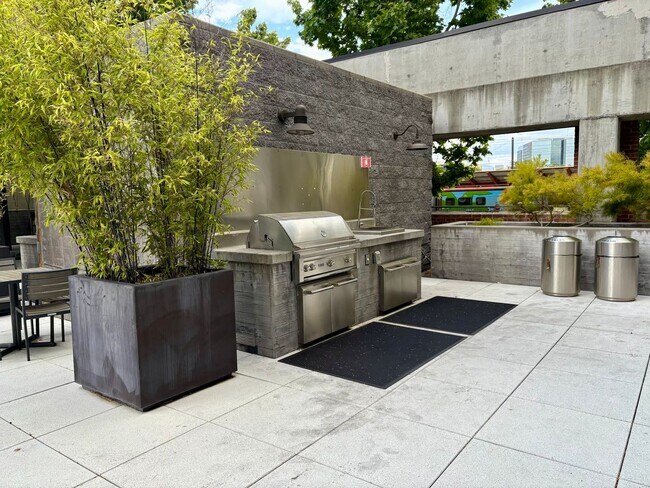Building Photo - Corner Unit With Views