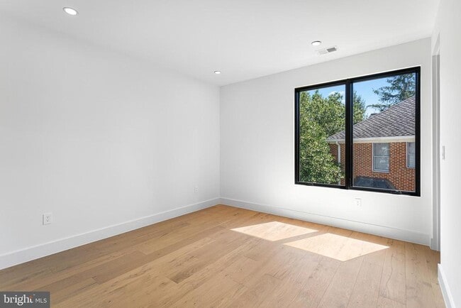 Building Photo - 1733 Chain Bridge Rd