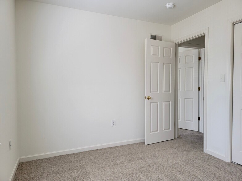Building Photo - 5206 Brook Dr