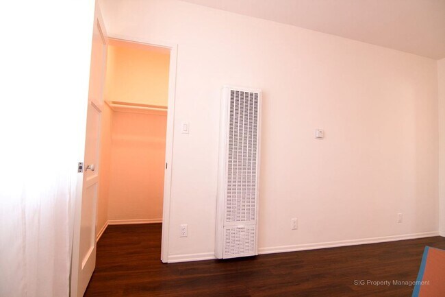 Building Photo - Sunset Drive, 4363-4377