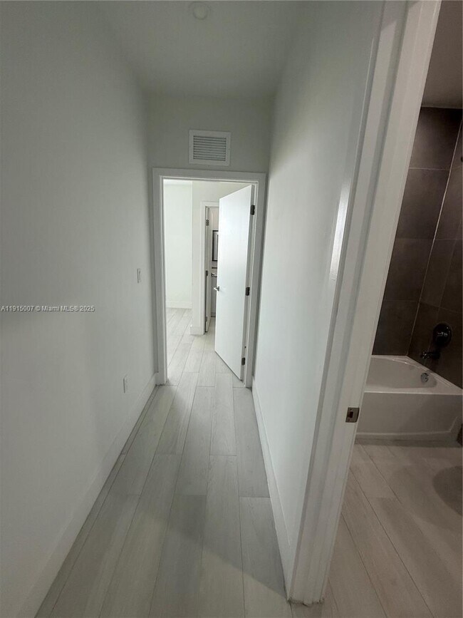 Building Photo - 909 E 24th St