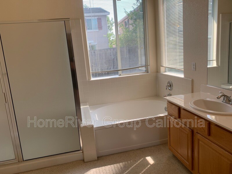 Building Photo - 2224 Bastona Dr