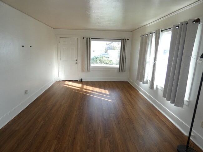 Building Photo - Centrally located 2 bedroom
