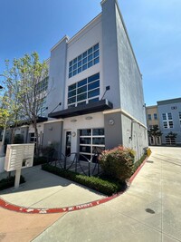 Building Photo - 716 N Santiago St