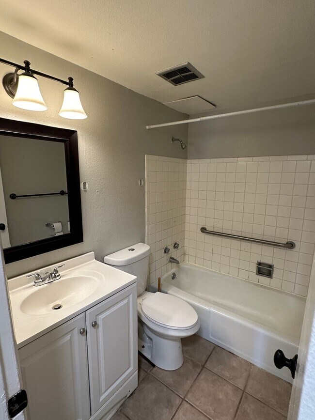 Building Photo - Great 2 Bed 1 Bath Minutes from Old Colora...