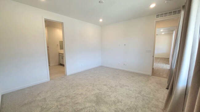 Building Photo - 5447 Splendido Ave
