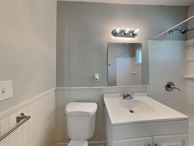 Building Photo - Beautiful 4BR 1BA Home w/  Granite Counters, Stainless Steel Appliances and Big Backyard in Grand...