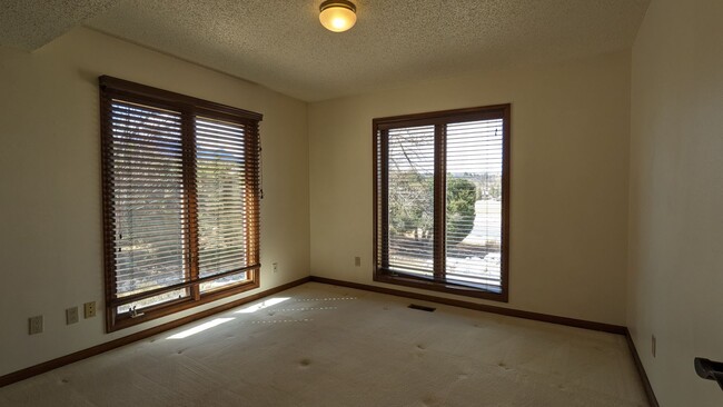 Building Photo - Beautiful 5 Bed, 3.25 Bath Broadmoor Home!