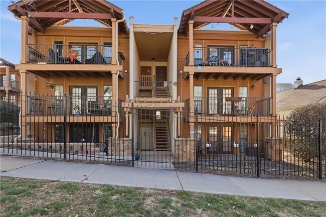 Building Photo - UPDATED 2BR/2BA WEST PLAZA CONDO