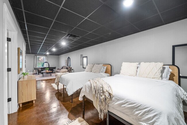 Building Photo - Large 3 Bedroom 3 1/2 Bath Condo For Rent ...