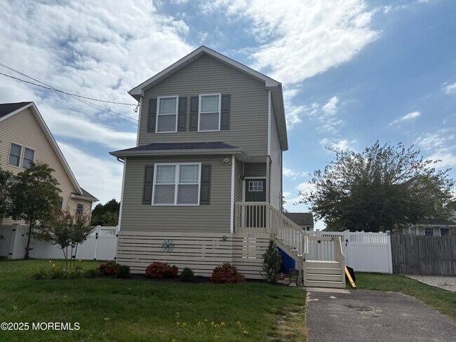 Primary Photo - 201 Riviera Dr