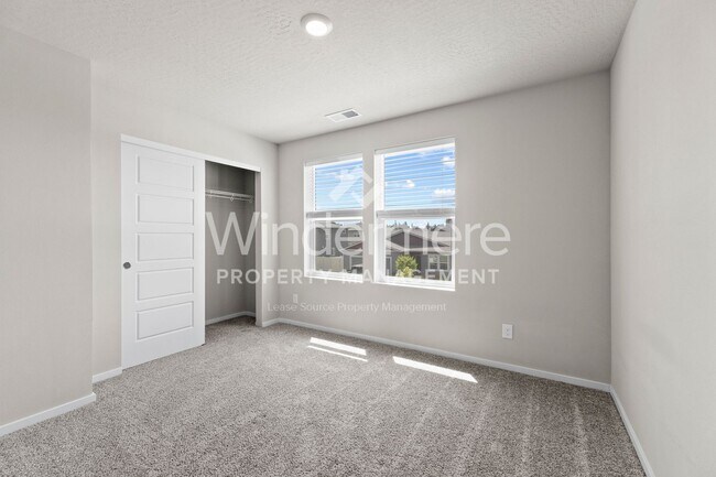 Building Photo - ** MOVE IN SPECIAL ** 1/2 OFF 1ST FULL MON...