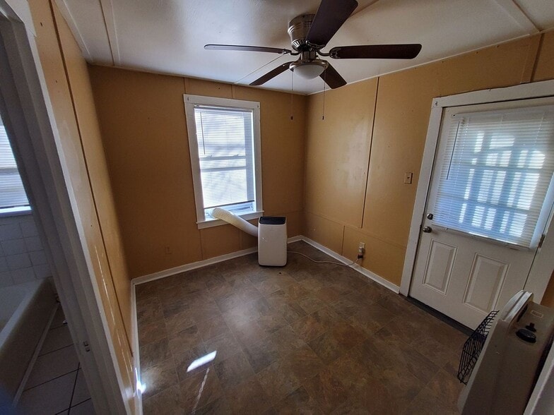 Building Photo - 2917 Yale Ave