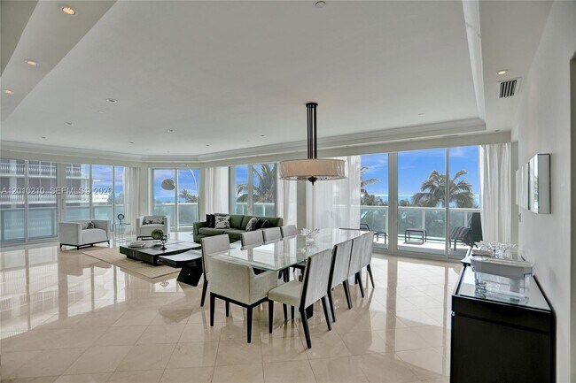 Building Photo - 10101 Collins Ave