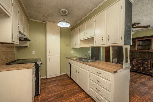 Building Photo - Charming 4 bedroom home with large yard