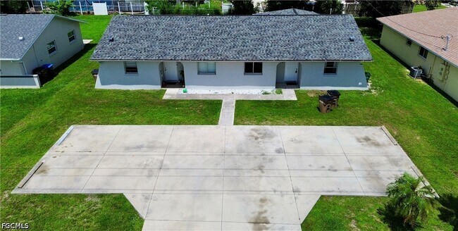 Building Photo - 1720 SE Santa Barbara Pl