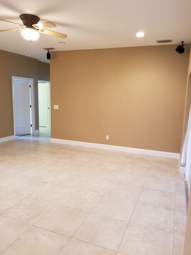 Building Photo - THREE BEDROOM NORTHEAST ST. PETERSBURG HOME