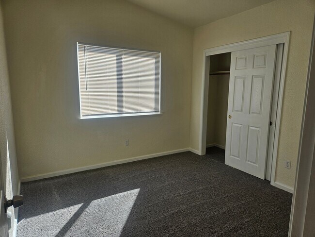 Building Photo - Beautiful Kerman Home!