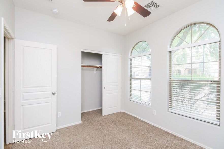 Building Photo - 3762 E Chickadee Rd