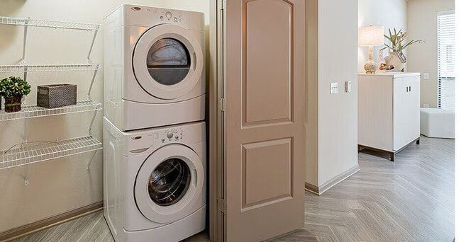 Building Photo - Prime Location, Free Move-In