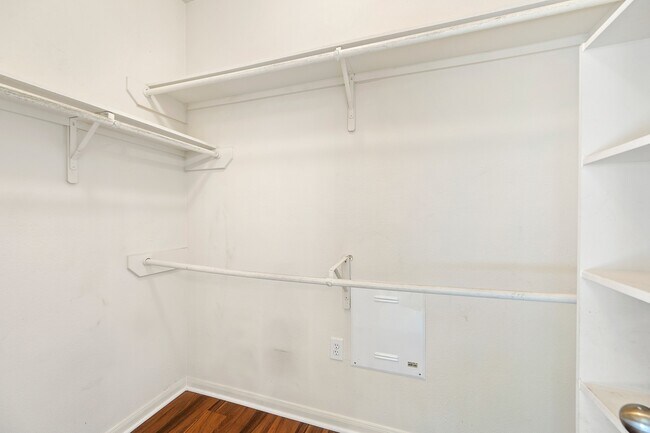 Building Photo - 10003 Lynette Falls Dr