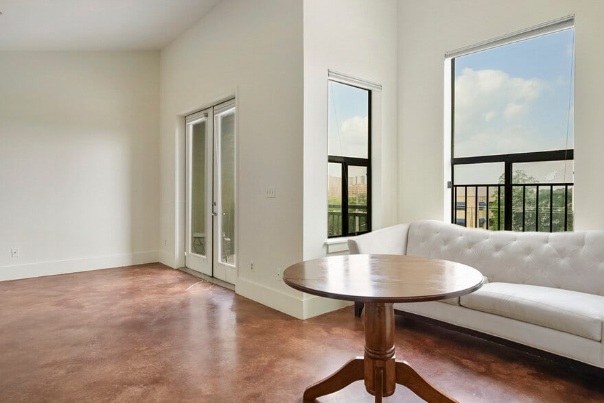 breakfast nook/living - 911 Keith Ln