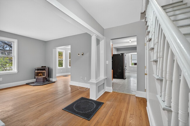 Building Photo - 4 Lark St