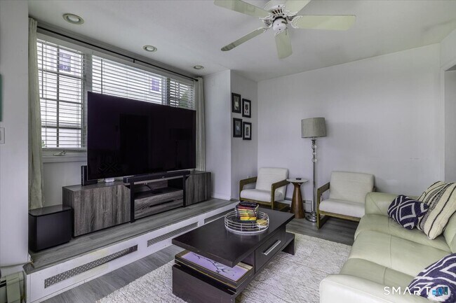 Building Photo - 56 Linden St