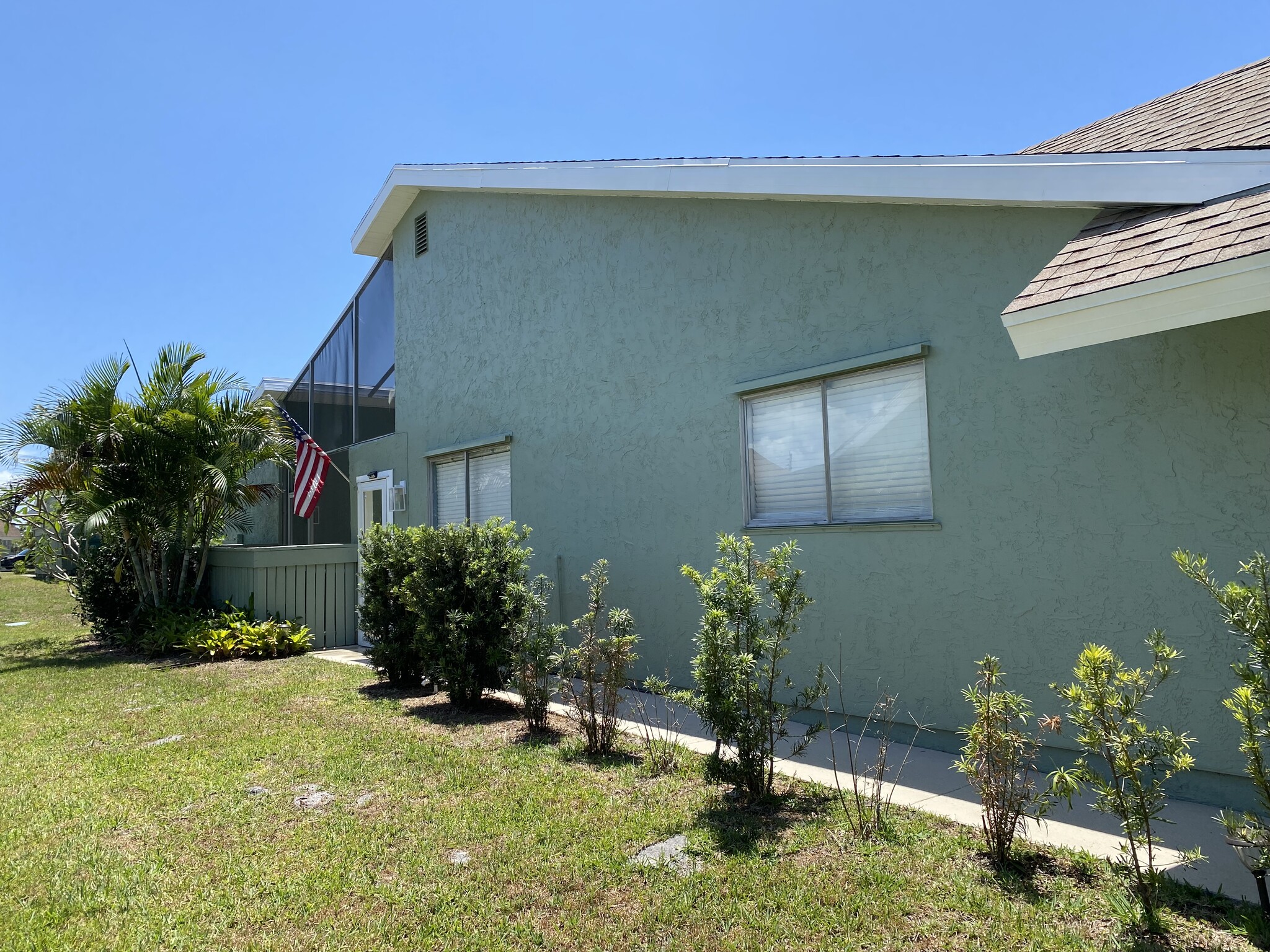 Building Photo - 1781 SE Linpark Ct