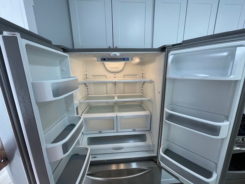 French Door Refrigerator with Ice and water - 906 7th St