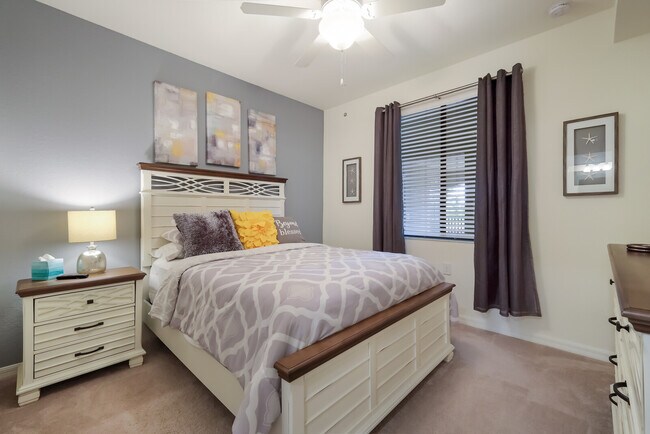 Guest Bedroom, Full Size Bed - 17006 Vardon Ter