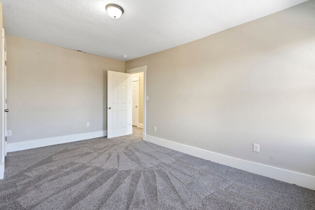 Building Photo - Completely Renovated 3 Bed/1 Bath Home - C...
