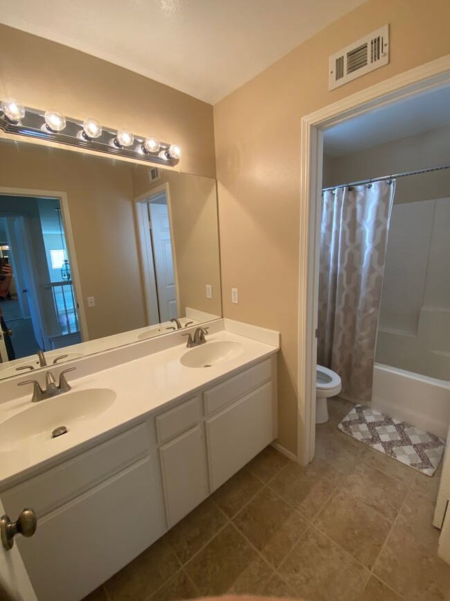 Building Photo - 2 Story 4 bed, 2 1/2 bath home in Simi Valley!