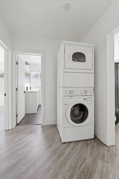 Building Photo - 1486 Silver Lake Blvd