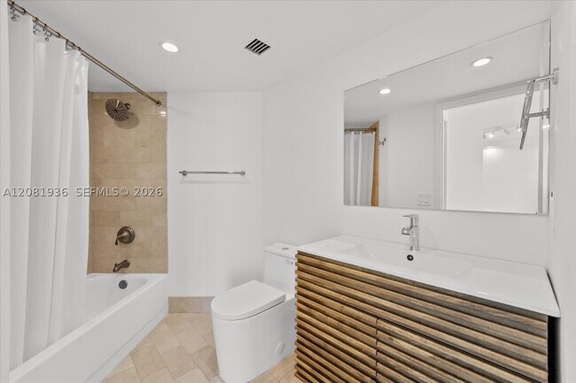 Building Photo - 5880 Collins Ave