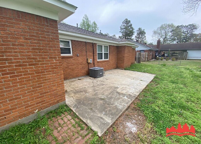 Building Photo - 5303 Villa Del Rey Dr