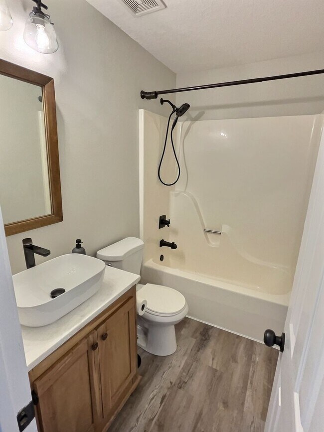 Building Photo - Updated home in Ocean Springs!