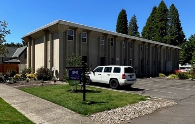 Building Photo - FREE RENT! 2x1 Townhome on Miller St S