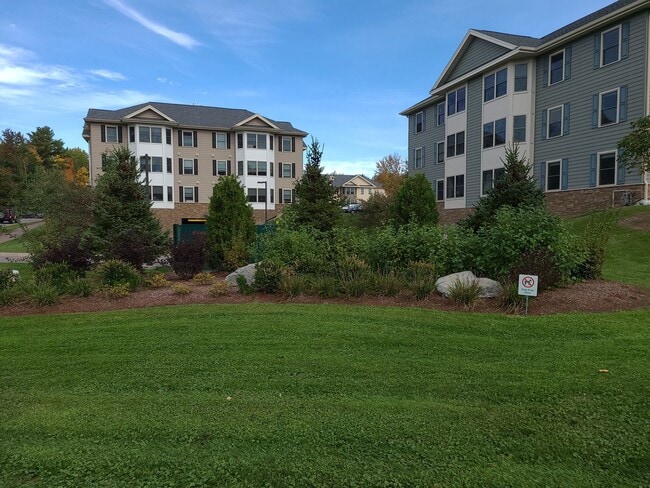Building Photo - 2 Bedroom/ 2 Bathroom End Unit Coming Avai...