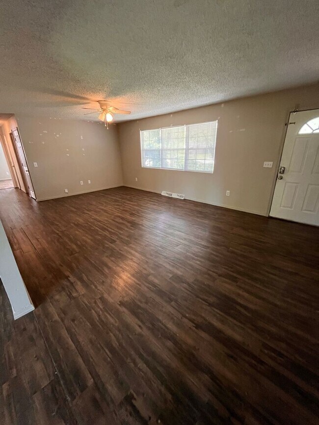 Building Photo - Brentwood 3 bedroom & 2 bathroom home, Huge Fenced Yard