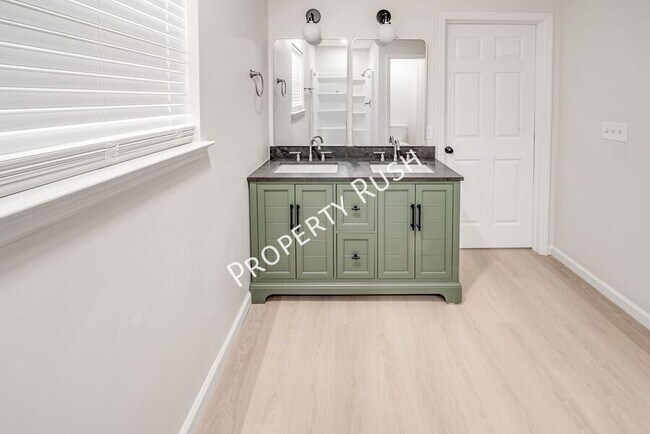 Building Photo - 1104 Queens Dr