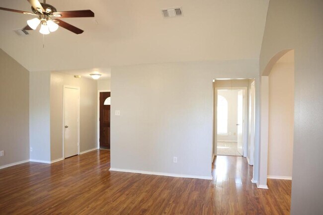 Building Photo - 3419 Lakeland Gardens Dr