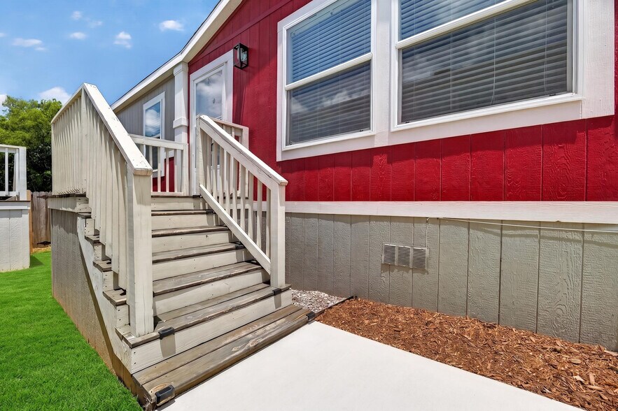 Building Photo - 2033 Daisy Lou